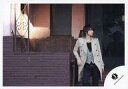 【中古】生写真(ジャニーズ)/アイドル/Kinki Kids Kinki Kids/堂本光一/横型・膝上・コートベージュ・肘をかける・目線右向き・横に壁・野外/...