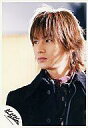 【中古】生写真(ジャニーズ)/アイドル/KinKi Kids Kinki Kids/堂本光一/バストアップ・コート黒・目線左・背景黄色/公式生写真