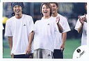 【中古】生写真(ジャニーズ)/アイドル/V6 V6/三宅・堂本・山口/横型・膝上・Tシャツ白・三宅ヘアバンド・堂本ジャージグレー・右に人/公式生写真