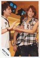 【中古】生写真(ジャニーズ)/アイドル/KAT-TUN KAT-TUN/中丸雄一・上田竜也/膝上・衣装白・黒と白のチェック柄シャツ・背景ボウリング場・後ろに人/公式生写真