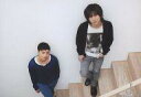 【中古】生写真(ジャニーズ)/アイドル/Kinki Kids Kinki Kids/堂本剛・堂本光一/横型・全身・衣装黒・白・ジーンズ・階段・ロゴ「J」/公式生写真
