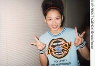 【中古】生写真(ハロプロ)/アイドル/Berryz工房 Berryz工房/須藤茉麻/横型・上半身・衣装水色・両手ピース・背景グレー・笑顔/公式生写真