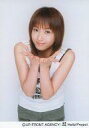【中古】生写真(ハロプロ)/アイドル/モーニング娘 モーニング娘。/藤本美貴/膝上・衣装白・カーキ色ズボン・両手パー/公式生写真