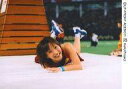 【中古】生写真(ハロプロ)/アイドル/モーニング娘 モーニング娘。/藤本美貴/横型・全身・衣装赤・青・仰向け・マットの上・背景跳び箱・笑顔/公式生写真