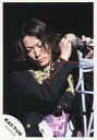 【中古】生写真(ジャニーズ)/アイドル/KAT-TUN KAT-TUN/亀梨和也/ライブフォト・上半身・衣装黒・金・赤・目線下・両手マイクスタンド・背景黒/公式生写真(3)