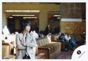 【中古】生写真(ジャニーズ)/アイドル/Kinki Kids Kinki Kids/堂本光一/横型・上半身・コートベージュ・腕組み・目線右向き・後ろに人/公式生...