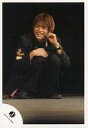 【中古】生写真(ジャニーズ)/アイドル/B.A.D. B.A.D./中間淳太/ライブフォト・全身・しゃがみ・衣装黒・学ラン・背景黒/公式生写真