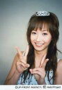 【中古】生写真(ハロプロ)/アイドル/モーニング娘。 モーニング娘。/藤本美貴/バストアップ・衣装白黒・両手ピース・背景グレー/公式生写真
