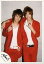 【中古】生写真(ジャニーズ)/アイドル/NEWS NEWS/草野博紀・小山慶一郎/膝上・衣装赤・インナー白・肩組み・ポーズ・草野ウィンク・背景グレー・壁/公式生写真 230円