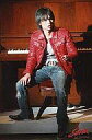 【中古】生写真(ジャニーズ)/アイドル/KinKi Kids KinKi Kids/堂本光一/ライブフォト・全身・赤ジャケット・ジーンズ・白インナー・椅子に座り・右手足・背景ピアノ・目線右/2Lサイズ/Endless SHOCK