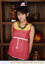 【中古】生写真(ハロプロ)/アイドル/Berryz工房 Berryz工房/菅谷梨沙子/膝上・衣装赤・黄色・両手後ろ・背景木の棚/公式生写真