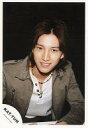 【中古】生写真(ジャニーズ)/アイドル/KAT-TUN KAT-TUN/田口淳之介/上半身・ジャケットカーキ・インナー白・背景黒/公式生写真