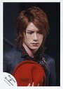 【中古】生写真(ジャニーズ)/アイドル/タッキー&翼 タッキー&翼/滝沢秀明/バストアップ・ジャケットグレー・シャツ水玉柄赤.黒・右手帽子・背景黒/公式生写真