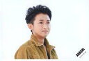 【中古】生写真(ジャニーズ)/アイドル/嵐 嵐/大野智/横型・バストアップ・ジャケット茶・目線右向き・背景白/公式生写真