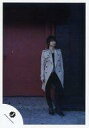 【中古】生写真(ジャニーズ)/アイドル/Kinki Kids Kinki Kids/堂本光一/全身・コートベージュ・目線右・背景赤グレー・野外/公式生写真