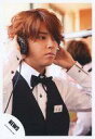 【中古】生写真(ジャニーズ)/アイドル/NEWS NEWS/手越祐也/バストアップ・ベスト黒・シャツ白・名札・両手耳・ヘッドフォン・目線右向き/公式生写真
