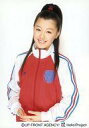 【中古】生写真(ハロプロ)/アイドル/モーニング娘。 モーニング娘。/久住小春/上半身・ジャージ赤青白・両手合わせ・首傾げ/公式生写真