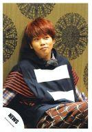 【中古】生写真(ジャニーズ)/アイドル/NEWS NEWS/増田貴久/膝上・衣装黒・白のボーダー柄・目線右・座り/「テゴマス 3rdライブ テゴマスのまほう」オープニング映像オフショ/公式生写真