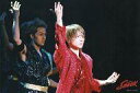 【中古】生写真(ジャニーズ)/アイドル/Kinki Kids Kinki Kids/堂本光一/横型・ライブフォト・上半身・衣装赤・右手上げ・右向き・背景黒・後ろに米花剛史/「Endless SHOCK」/2Lサイズ公式生写真(3)