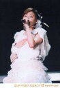 【中古】生写真(ハロプロ)/アイドル/Hello! Project Hello! Project/松浦亜弥/ライブフォト・膝上・衣装白・左手マイク・右手胸元・背景黒/公式生写真