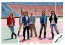 【中古】生写真(ジャニーズ)/アイドル/KAT-TUN KAT-TUN/集合(6人)/横型・全身・両手ポケット・センター田中れいな・競技場/公式生写真
