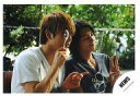 【中古】生写真(ジャニーズ)/アイドル/NEWS NEWS/手越祐也・山下智久/横型・バストアップ・衣装白グレー・右手スプーン・左手ピース・指差し・背景植物/公式生写真
