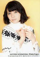 【中古】生写真(ハロプロ)/アイドル/°C-ute °C-ute/矢島舞美/バストアップ・衣装白黒・両手胸・背景黄/°C-ute Cutie Circuit 2010 〜会いたいロンリークリスマス〜