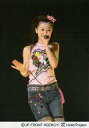 【中古】生写真(ハロプロ)/アイドル/モーニング娘。 モーニング娘。/久住小春/ライブフォト・膝上・衣装ピンク・ジーンズ・左手マイク・右手パー・背景黒/公式生写真