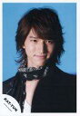 【中古】生写真(ジャニーズ)/アイドル/KAT-TUN KAT-TUN/田口淳之介/バストアップ・ジャケット黒・インナー白・ストール・目線右・背景水色/公式生写真