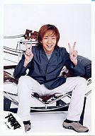 【中古】生写真(ジャニーズ)/アイドル/TOKIO TOKIO/城島茂/全身・座り・シャツ黒・ズボン黒・両手ピース・背景白/公式生写真のサムネイル