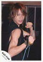 【中古】生写真(ジャニーズ)/アイドル/KAT-TUN KAT-TUN/上田竜也/上半身・タンクトップ黒・右向き・カメラ目線・両手トレーニング器具/公式生写真(3)