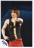 【中古】生写真(ジャニーズ)/アイドル/KinKi Kids Kinki Kids/堂本光一/ライブフォト・膝上・タンクトップ黒.金・右手マイク・左手人差し指立て・ズボン赤/公式生写真