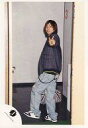 【中古】生写真(ジャニーズ)/アイドル/ジャニーズ ジャニーズ/生田斗真/全身・衣装グレー・左手ピース・右手鞄・横向き/公式生写真
