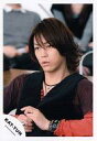 【中古】生写真(ジャニーズ)/アイドル/KAT-TUN KAT-TUN/亀梨和也/衣装黒茶色・バストアップ・両手胸元・後ろに人/公式生写真(3)