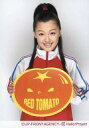 【中古】生写真(ハロプロ)/アイドル/モーニング娘。 モーニング娘。/久住小春/上半身・ジャージ赤青白・両手にボード・背景白/公式生写真
