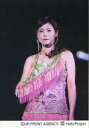 【中古】生写真(ハロプロ)/アイドル/Hello! Project Hello! Project/松浦亜弥/ライブフォト・上半身・衣装ピンク・イヤホン・背景黒/公式生写真