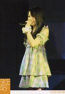 【中古】生写真(AKB48・SKE48)/アイドル/SKE48 高田志織/ライブフォト・膝上・衣装緑のチェック柄・体左向き・左手マイク・背景黒/2010/公式生写真