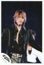 【中古】生写真(ジャニーズ)/アイドル/Kinki Kids Kinki Kids/堂本光一/ライブフォト・膝上・シャツ黒・イヤホンマイク・ジーンズ・両腕伸ばし・後ろに人/公式生写真