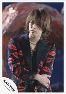 【中古】生写真(ジャニーズ)/アイドル/KAT-TUN KAT-TUN/亀梨和也/上半身 衣装黒 赤 目線左 ネックレス 右手手首 背景青 赤/公式生写真