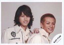 【中古】生写真(ジャニーズ)/アイドル/KAT-TUN KAT-TUN/田口淳之介・田中聖/横型・バストアップ・衣装白・ストールベージュ・田口右手肩・背景グレー/公式生写真