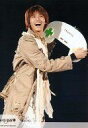 【中古】生写真(ジャニーズ)/アイドル/KAT-TUN KAT-TUN/田口淳之介/ライブフォト・膝上・衣装ベージュ・両手コントローラー・口開け・背景黒/Johnny’s web(3)