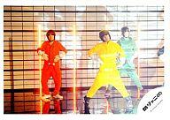 【中古】生写真(ジャニーズ)/アイドル/関ジャニ∞ 関ジャニ∞/渋谷すばる・錦戸亮・大倉忠義/ライブフォト・横型・関ジャニ戦隊∞レンジャー衣装.赤.黄.緑・センター錦戸・両手腰/公式生写真