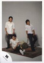 【中古】生写真(ジャニーズ)/アイドル/V6 V6/三宅・森田・岡田/全身・シャツ白・ズボン黒・背景グレー・三宅座り・岡田両手腰/公式生写真