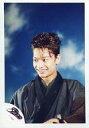 【中古】生写真(ジャニーズ)/アイドル/SMAP SMAP/香取慎吾/バストアップ・和服グレー・背景青空・目線左/公式生写真