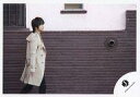 【中古】生写真(ジャニーズ)/アイドル/Kinki Kids Kinki Kids/堂本光一/横型・膝上・コートベージュ・体右向き・背景茶白・壁/公式生写真