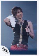 【中古】生写真(ジャニーズ)/アイドル/KinKi Kids Kinki Kids/堂本光一/ライブフォト・膝上・タンクトップ黒.金・スボン赤・左手マイク・右手タオル白/公式生写真