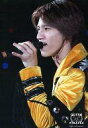 【中古】生写真(ジャニーズ)/アイドル/KAT-TUN KAT-TUN/田口淳之介/ライブフォト バストアップ 衣装黄黒 左手マイク 体左向き 背景黒/QUEEN OF PIRATES