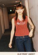 【中古】生写真(ハロプロ)/アイドル/モーニング娘。 モーニング娘。/後藤真希/膝上・ノースリーブ赤・ジーパン・廊下・カメラ目線/公式生写真