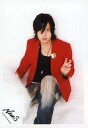 【中古】生写真(ジャニーズ)/アイドル/NEWS NEWS/山下智久/衣装赤・黒・ジーンズ・座り・背景白・左手ピース・座り・ロゴ「NEWS」/公式生写真