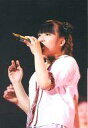 【中古】生写真(ハロプロ)/アイドル/モーニング娘。 モーニング娘。/辻希美/ライブフォト・上半身・衣装白赤・左手マイク・目線左・枠無し/公式生写真(3)